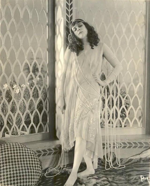 Theda Bara in the 1918 Film 'Salomé': Exploring the Actress and Her Character