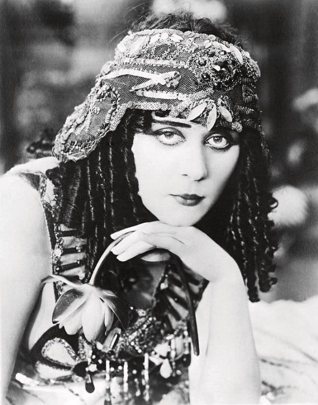 Theda Bara in the 1918 Film 'Salomé': Exploring the Actress and Her Character