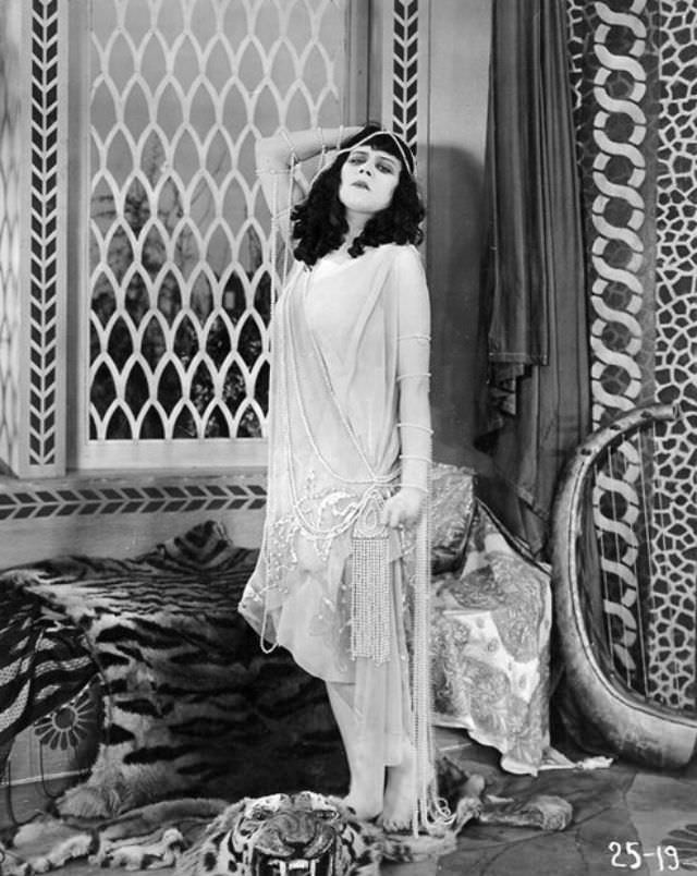 Theda Bara in the 1918 Film 'Salomé': Exploring the Actress and Her Character