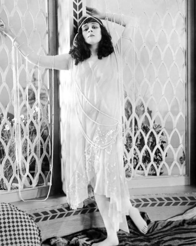 Theda Bara in the 1918 Film 'Salomé': Exploring the Actress and Her Character