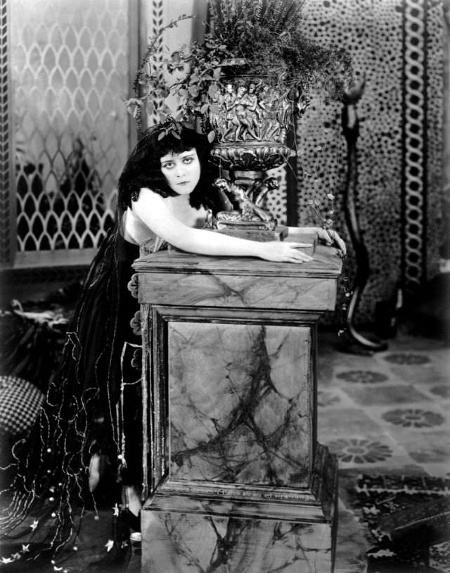 Theda Bara in the 1918 Film 'Salomé': Exploring the Actress and Her Character