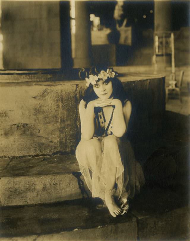 Theda Bara in the 1918 Film 'Salomé': Exploring the Actress and Her Character