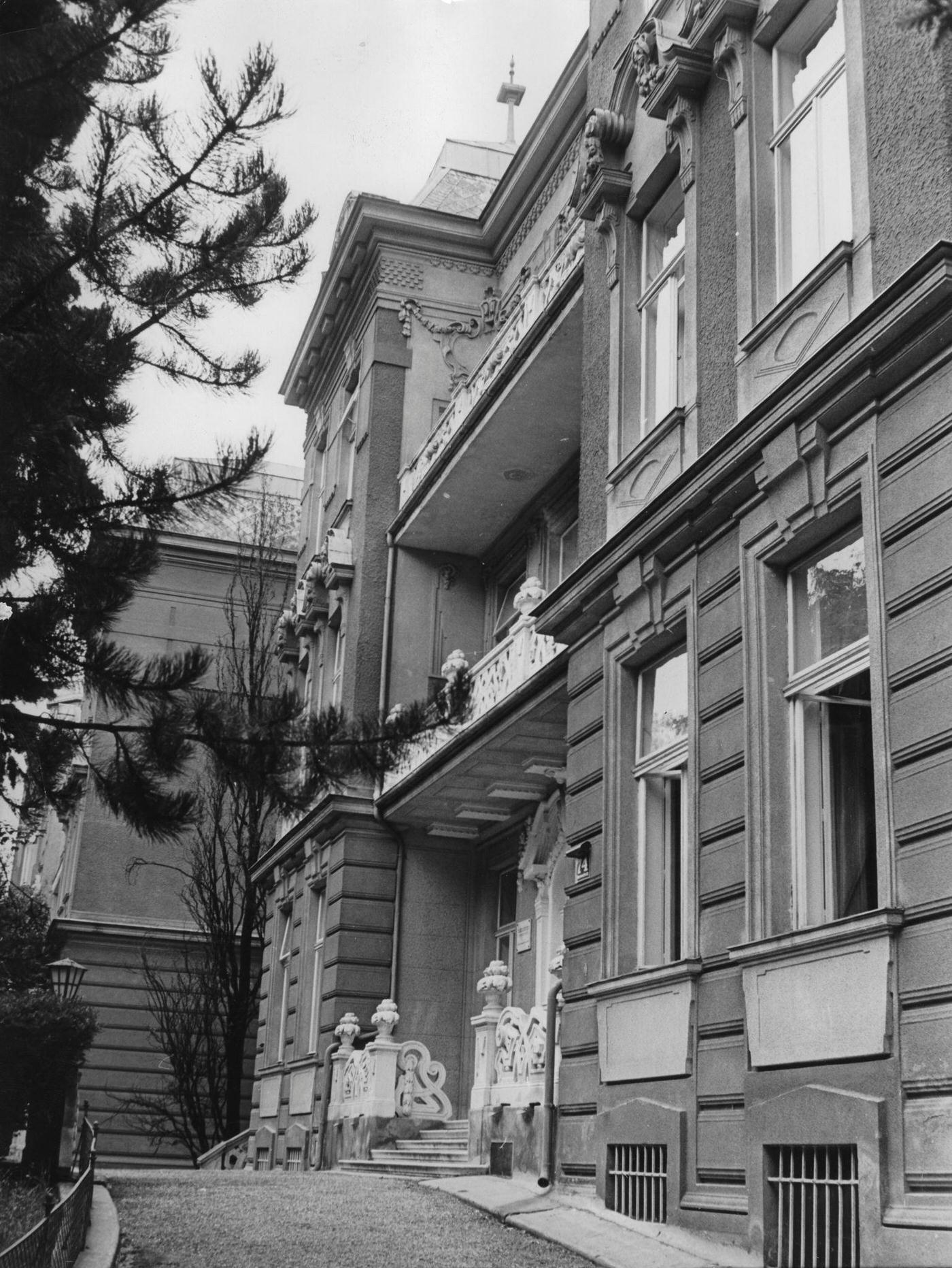 The Viennese Cottage Sanatorium, built in 1908, located at Sternwartestrasse 74 in Währing, Vienna in 1956.