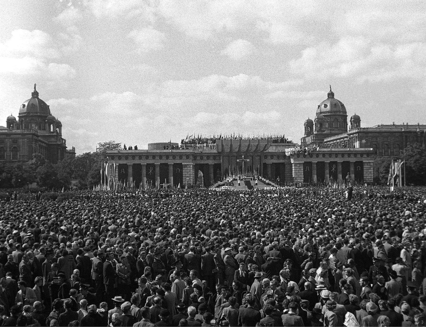 Pontifical mass at the Heldenplatz during the Austrian Catholic Day in Vienna on September 12th, 1952.