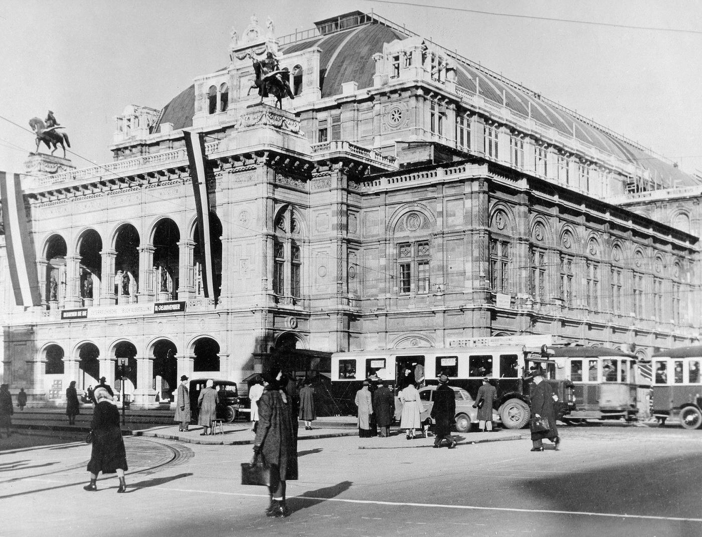 Exterior view of the Vienna State Opera.