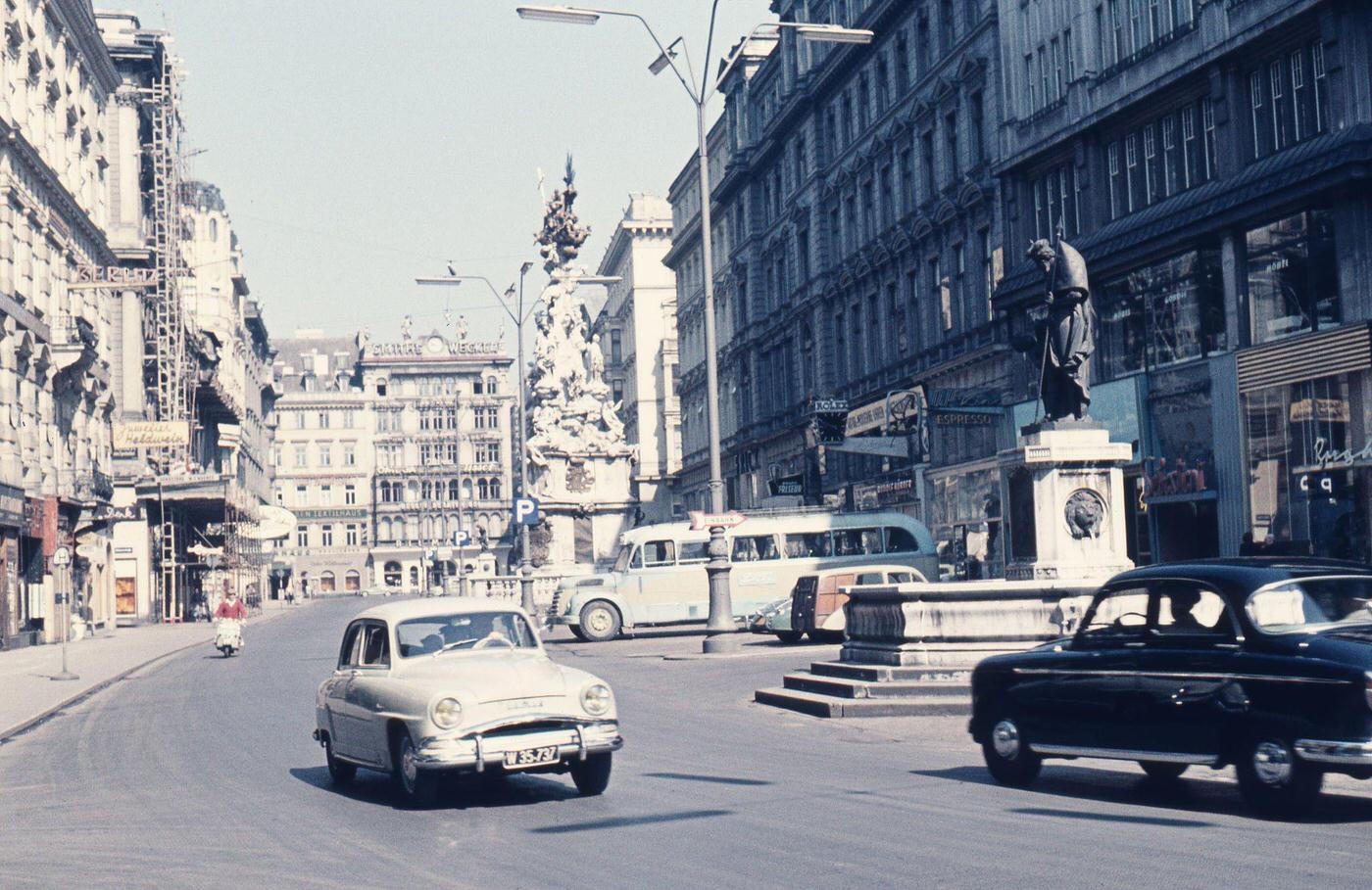 Der Graben mit der Pestsaeule in Vienna, circa 1958.