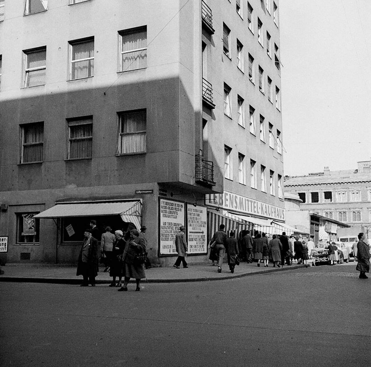 The Vienna Porrhaus, corner of Resselgasse/Operngasse, with USIA shops on the ground floor, May 1955.