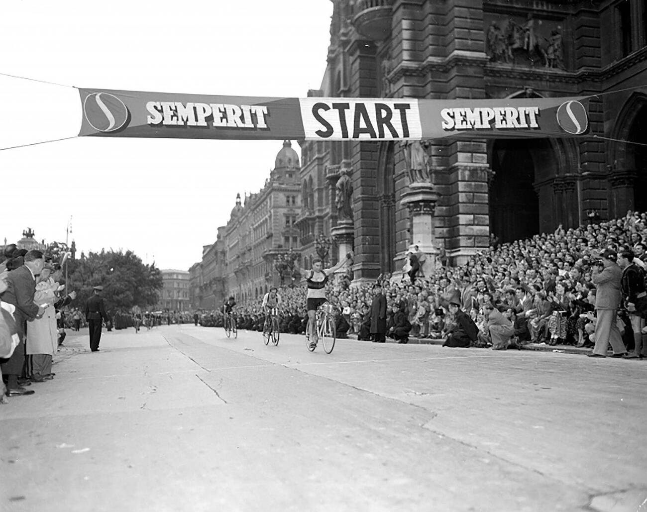 The winner of the Tour of Austria 1950, Richard Menapace, at the finish at the Rathausplatz in Vienna, July 1950.