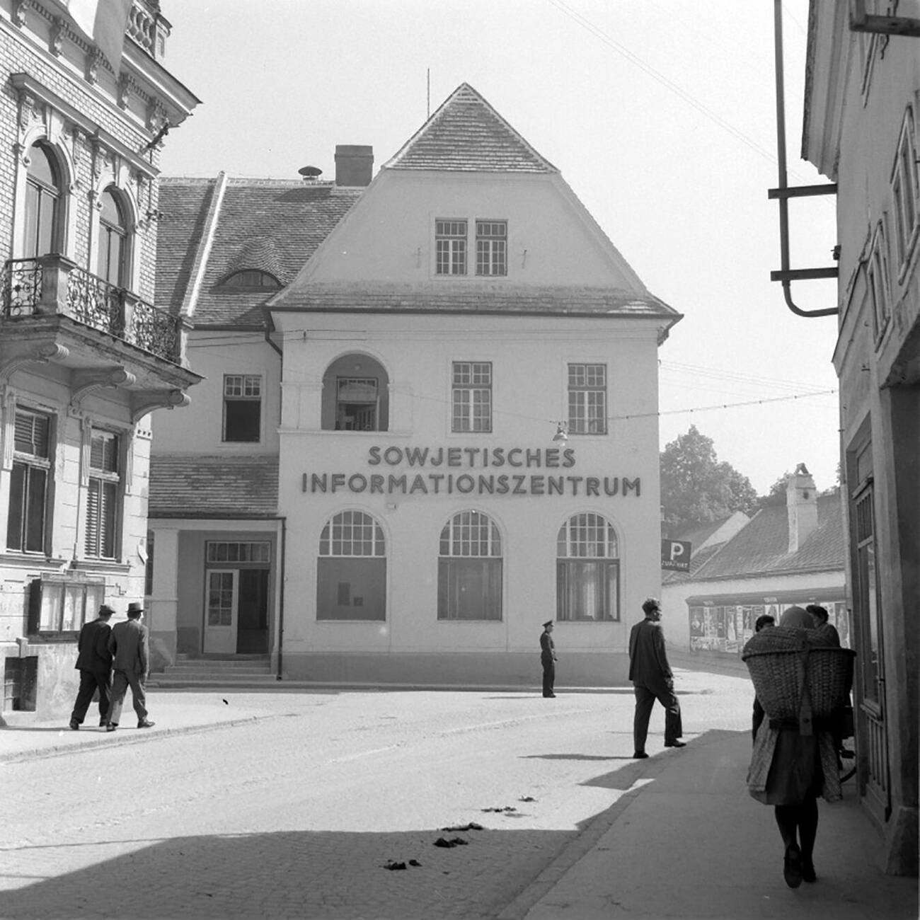 The former Hotel Weisse Rose, Franz-Liszt-Gasse 1 (later Schwechaterhof), as a Soviet information center in Eisenstadt, April 1953
