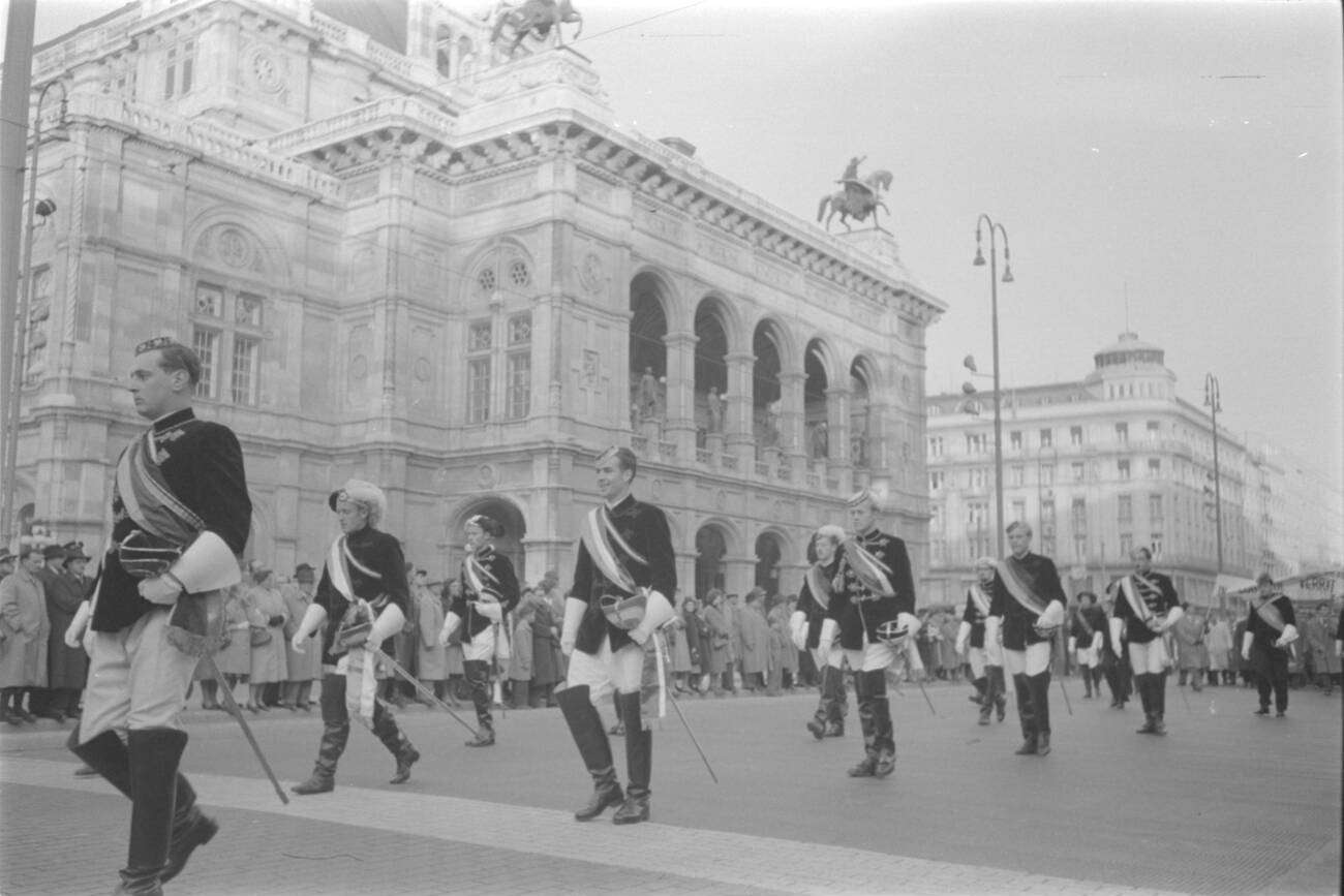 Protestkundgebung der Südtiroler in Wien, Aufmarsch (protest march of the South Tyroleans in Vienna).