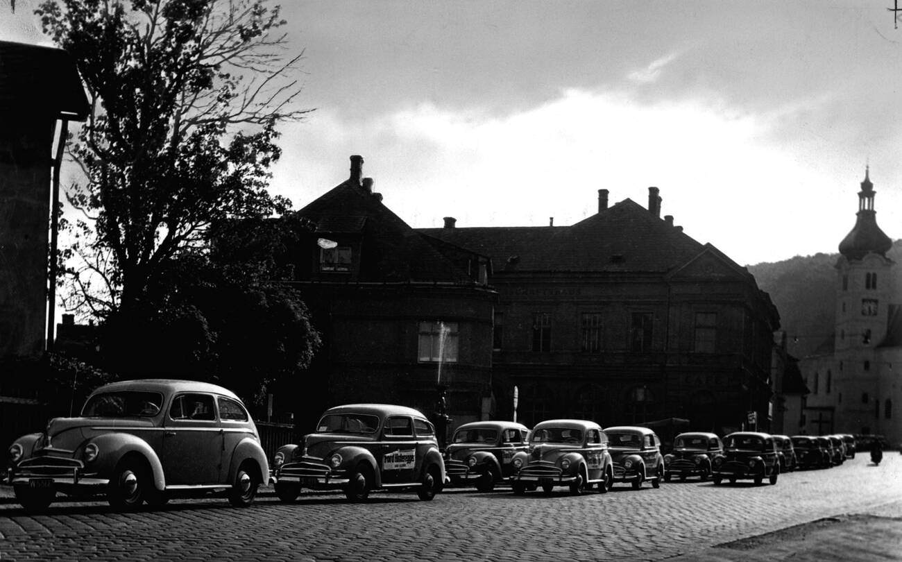 Ford Taunus G73A car parade as advertising for the Ford dealer Hinteregger in Vienna, Austria, 1951.