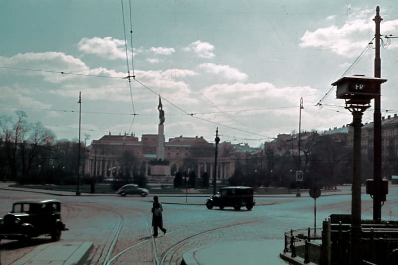 Schwarzenbergplatz with old traffic light for the tram, 1950