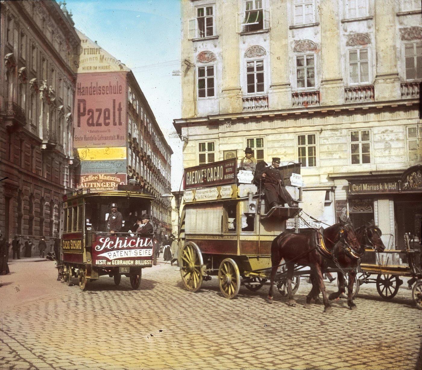 A horse-drawn omnibus wagon in front of the Schottenhof yard in Schottengasse, Vienna's 1st district, 1900.