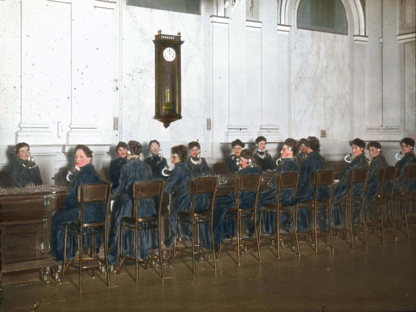 Women telephone operators at the Viennese telephone exchange in Dreihufeisengasse, Vienna's 6th district, 1900.