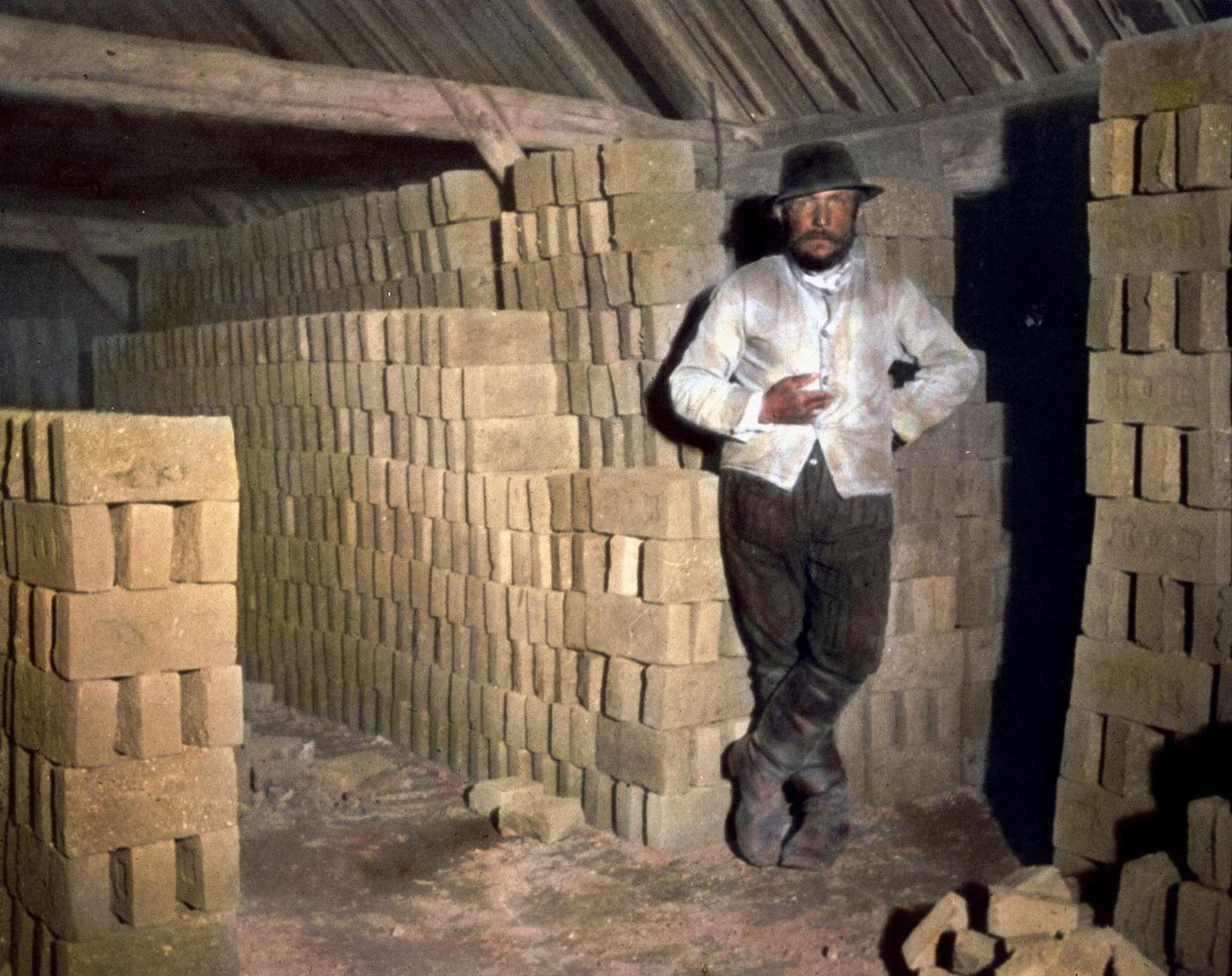 Interior view of a brick-kiln from the lecture "Durch die Wiener Quartiere des Elends und Verbrechens.", 1904.