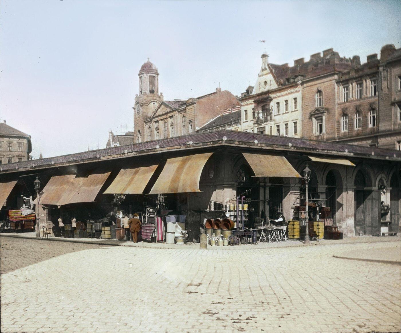 The Tandelmarkt-market in Vienna, Leopoldstadt, 1900.