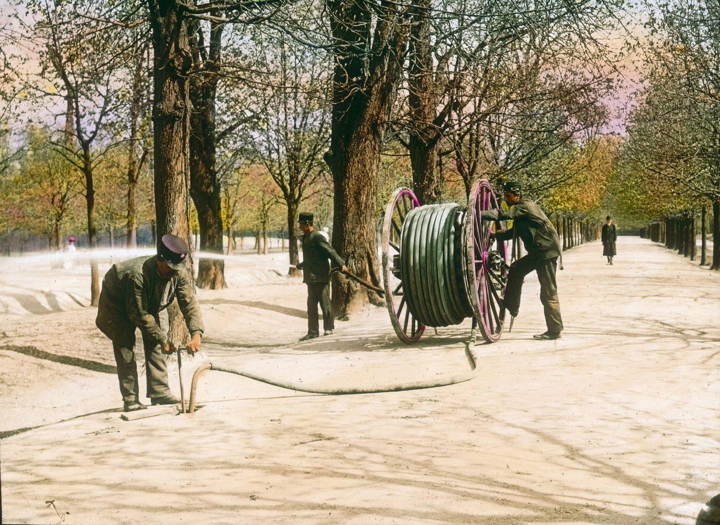 Hydrant surface box in the Prater main avenue, 1905.
