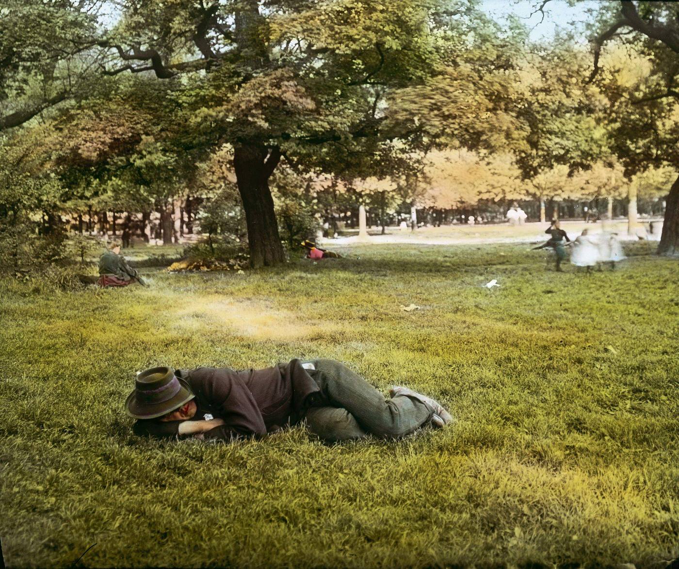 Afternoon nap in a Viennese Prater meadow, 1905.