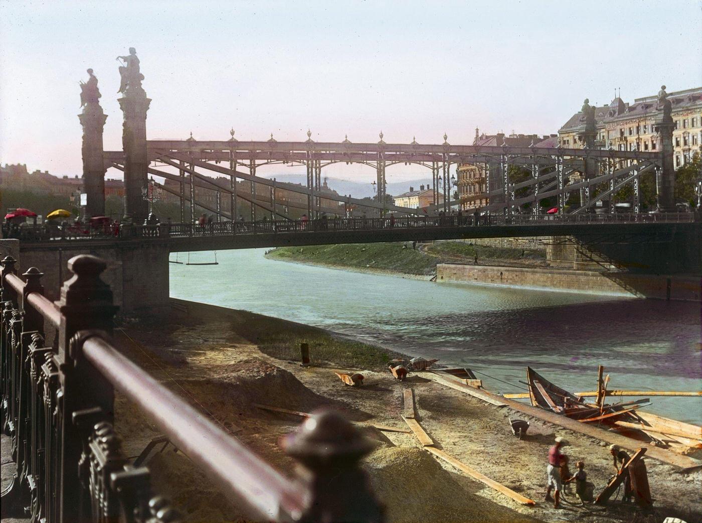 The Augartenbruecke bridge, built in 1872 and destroyed in 1945. Inner City, Vienna, 1905.