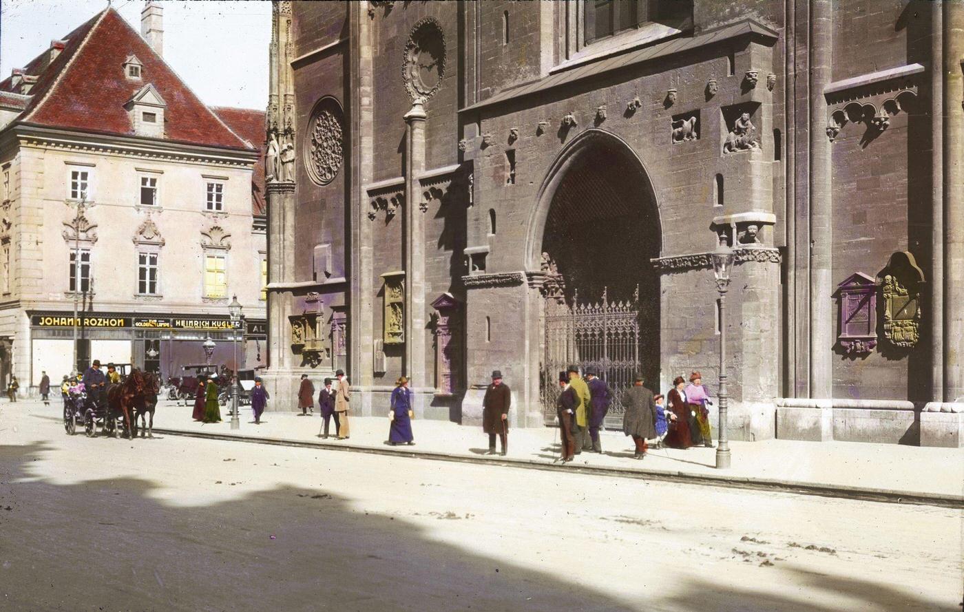The Heidentor of the St. Stephan's Cathedral and the Archiepiscopal Palace in Vienna's first district, 1900.