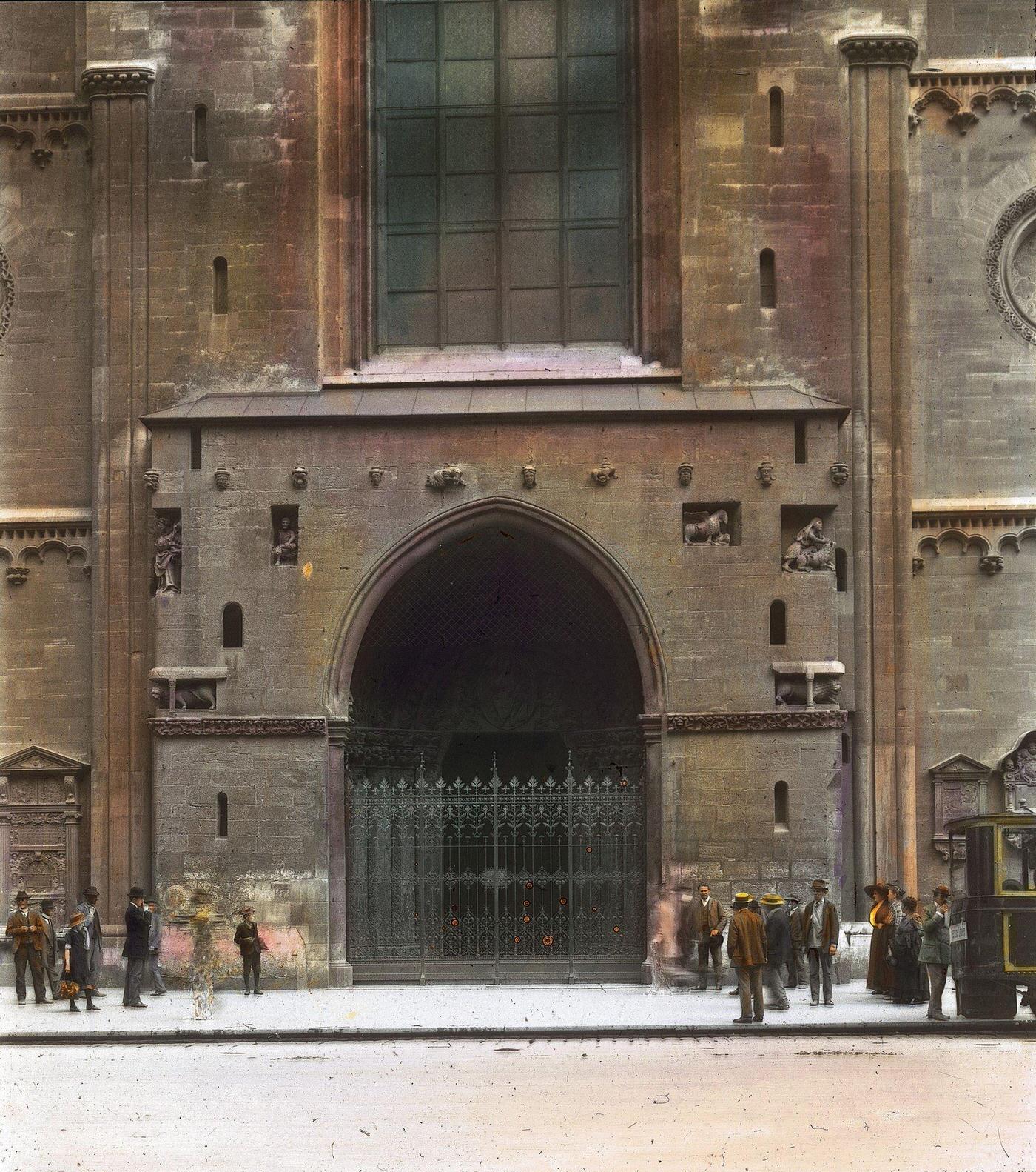 The Heidentor of the St. Stephan's Cathedral in Vienna's first district, 1900.