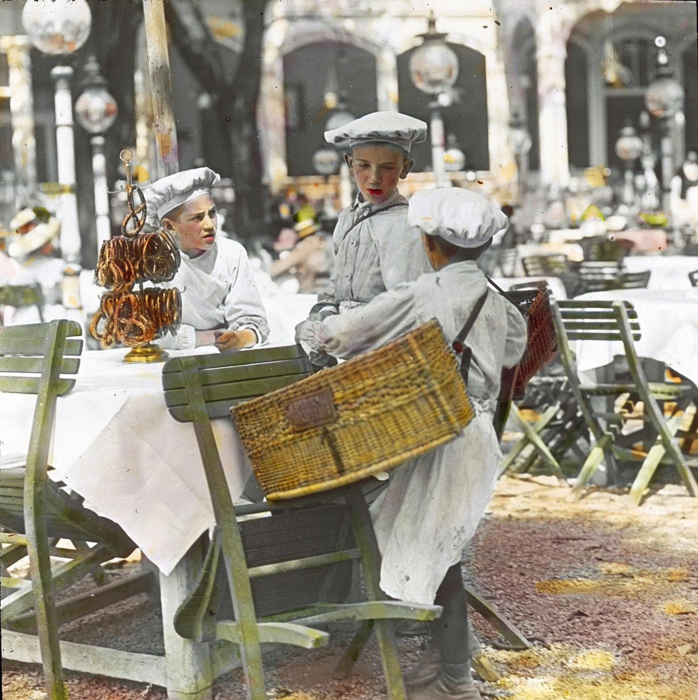 Bread seller in a beer garden at the Viennese Wurstelprater. Vienna's 2nd district, 1905