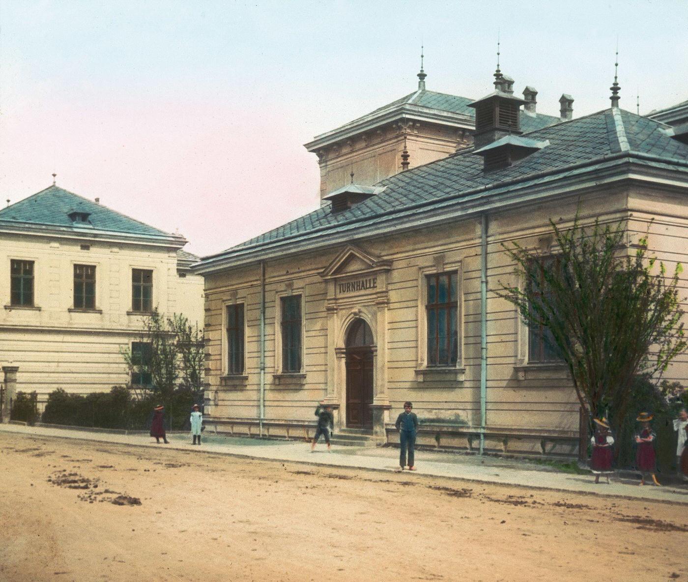 Gym in Floridsdorf district in Vienna, 1905.