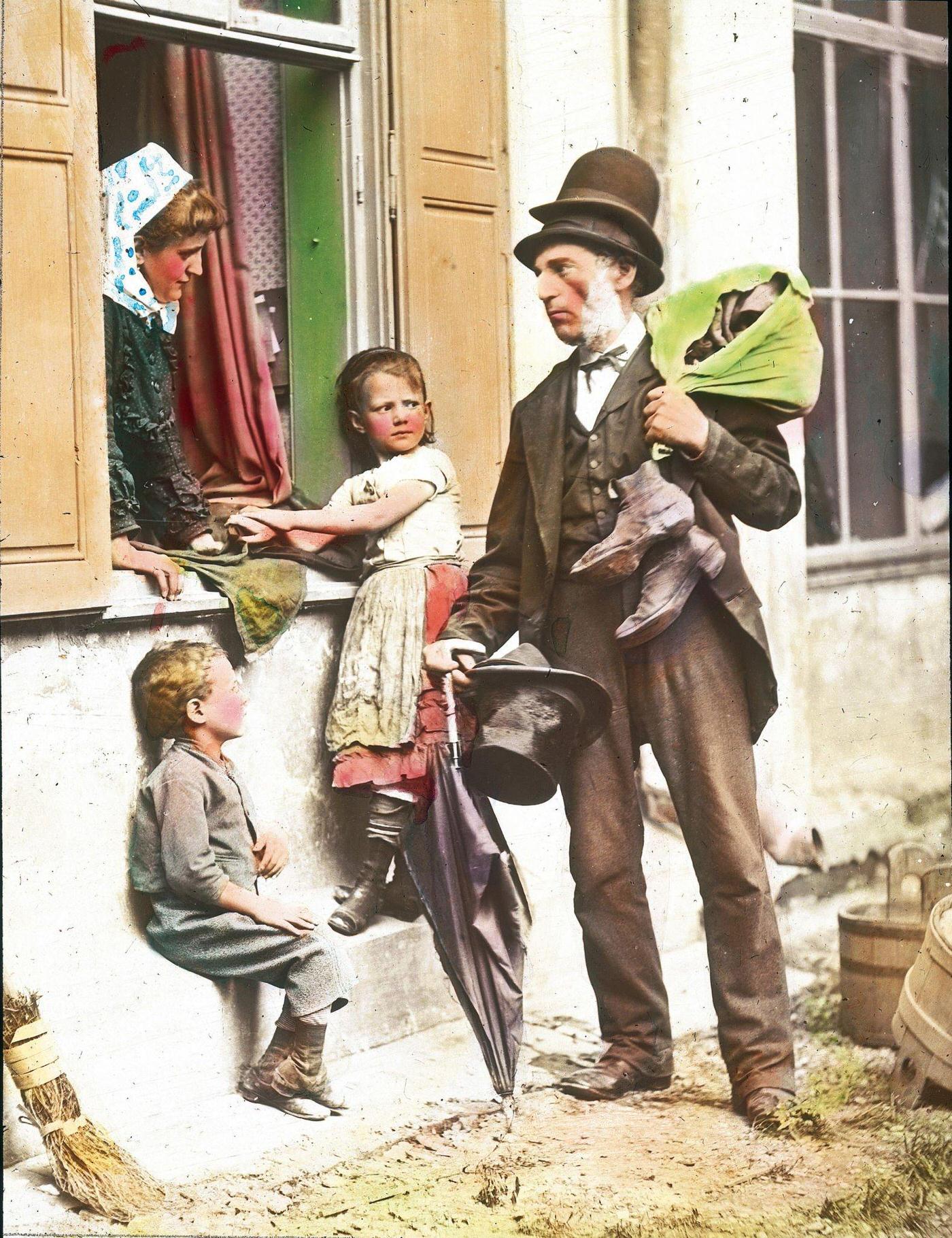 Hausierjude, a Jewish peddler in Vienna's 2nd district, from around 1905.