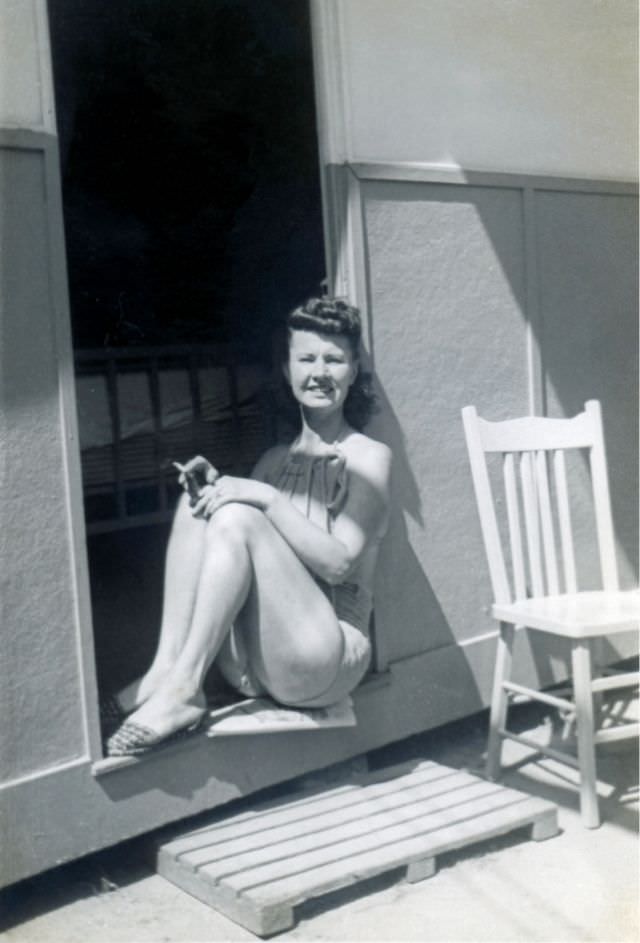 Lighting Up the Past: Vintage Photos of Women Smoking Cigarettes from the 1920s to 1950s