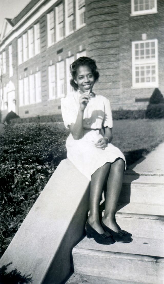 Lighting Up the Past: Vintage Photos of Women Smoking Cigarettes from the 1920s to 1950s