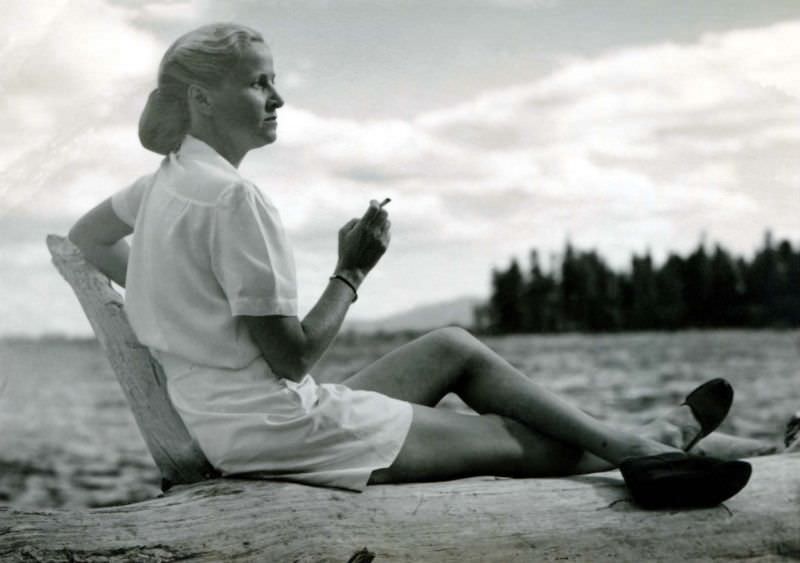 Lighting Up the Past: Vintage Photos of Women Smoking Cigarettes from the 1920s to 1950s