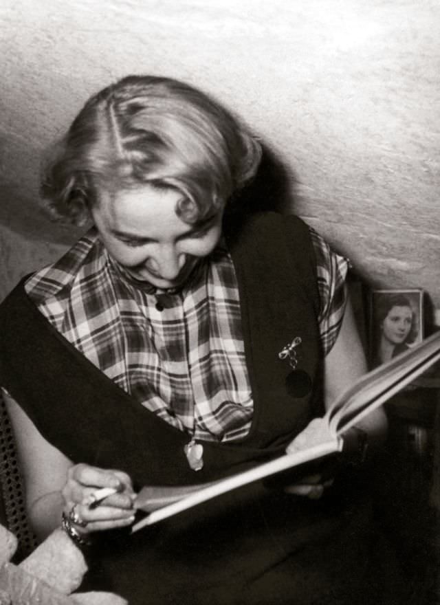 Lighting Up the Past: Vintage Photos of Women Smoking Cigarettes from the 1920s to 1950s