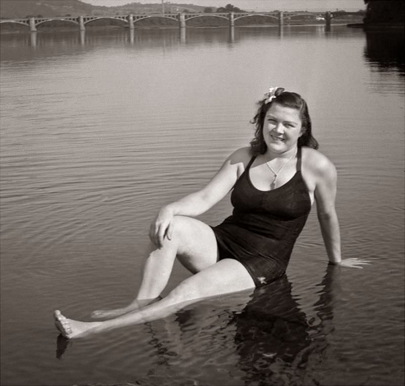 The Evolution of Elegance: Defining 1930s Swimwear Through Vintage Photos