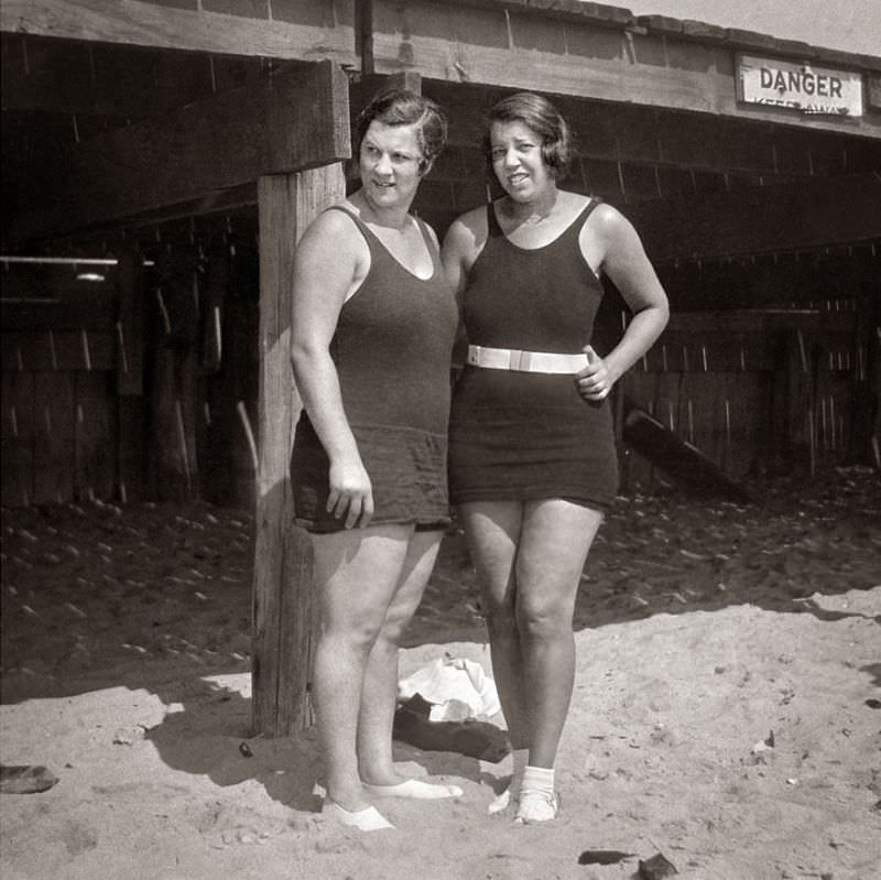 The Evolution of Elegance: Defining 1930s Swimwear Through Vintage Photos