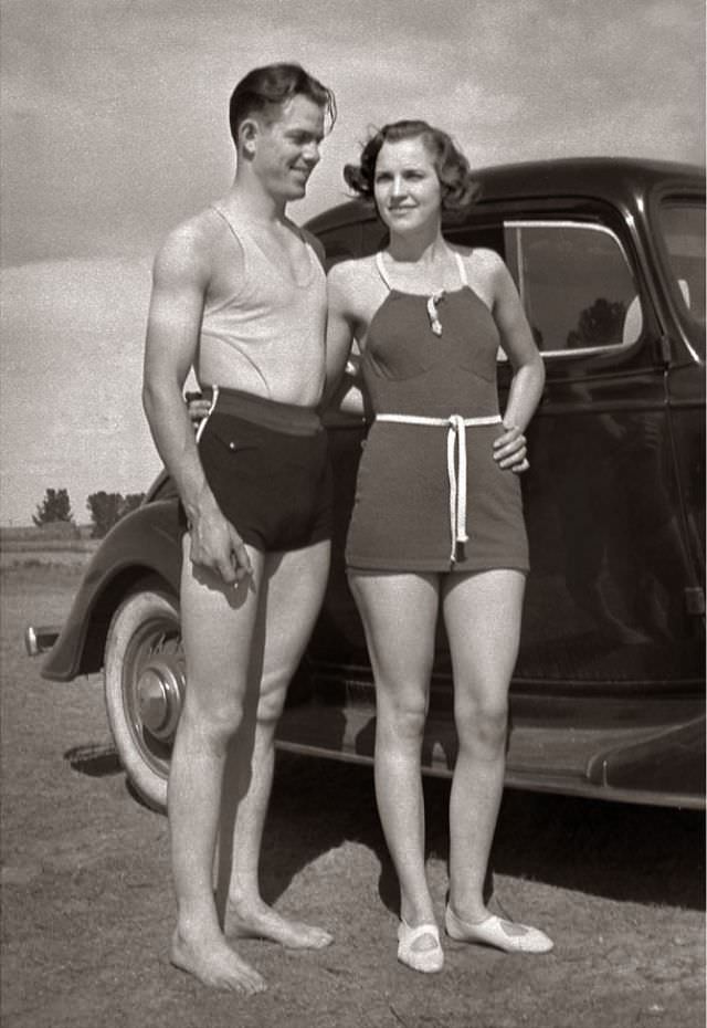 The Evolution of Elegance: Defining 1930s Swimwear Through Vintage Photos