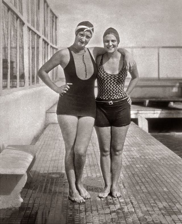 The Evolution of Elegance: Defining 1930s Swimwear Through Vintage Photos