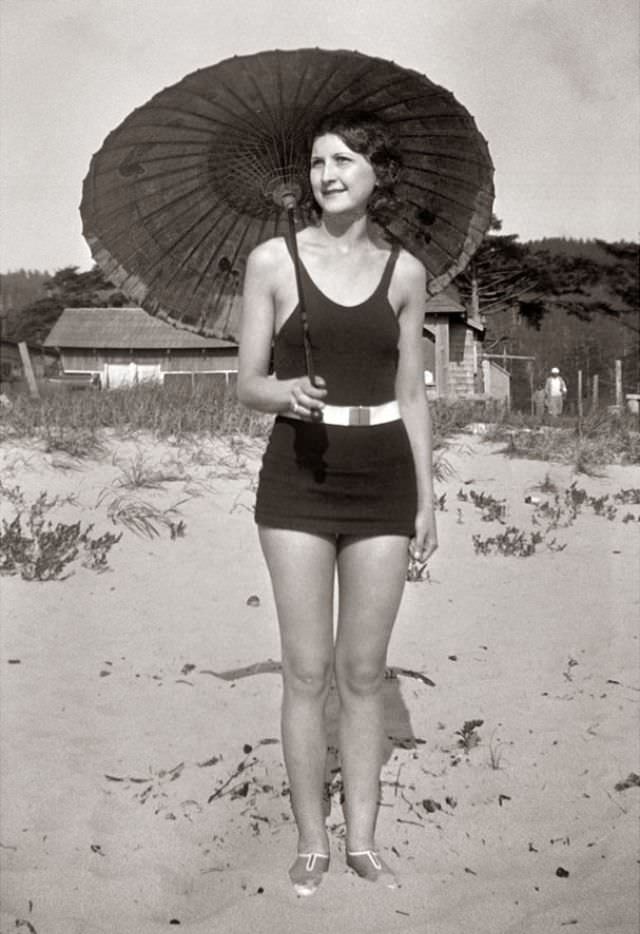 The Evolution of Elegance: Defining 1930s Swimwear Through Vintage Photos