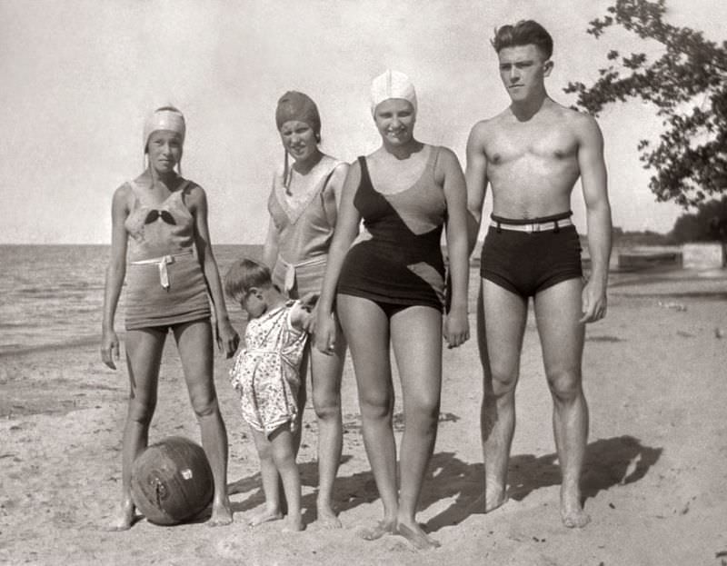 The Evolution of Elegance: Defining 1930s Swimwear Through Vintage Photos