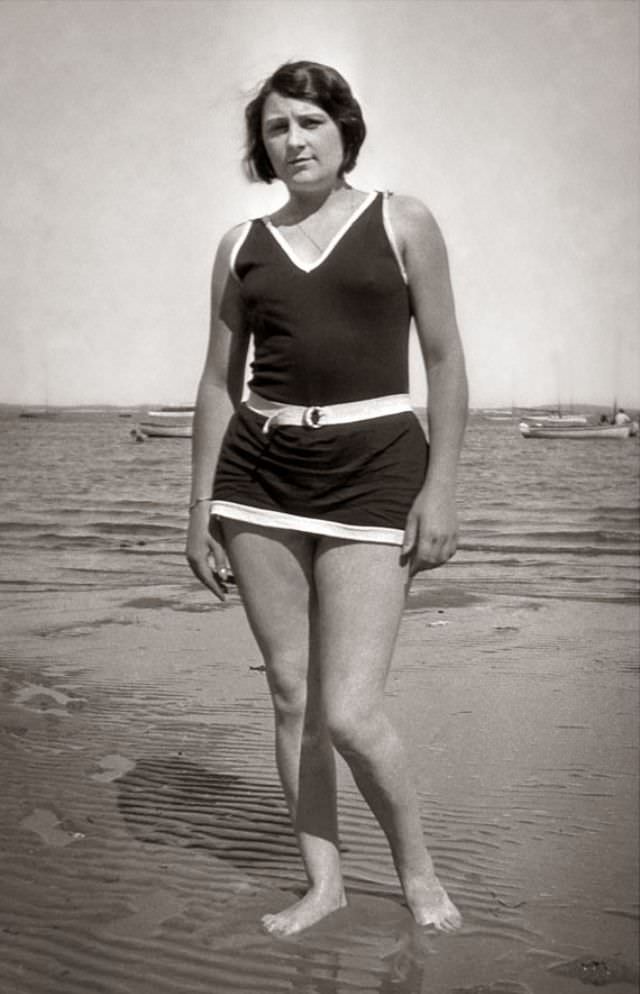 The Evolution of Elegance: Defining 1930s Swimwear Through Vintage Photos