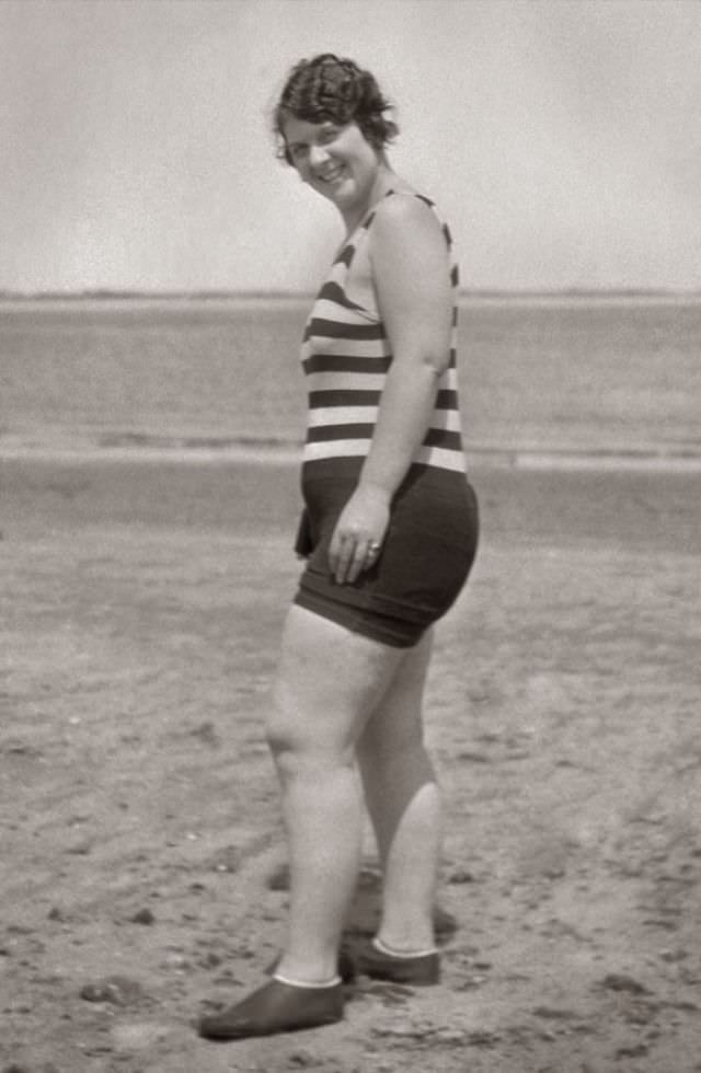 The Evolution of Elegance: Defining 1930s Swimwear Through Vintage Photos