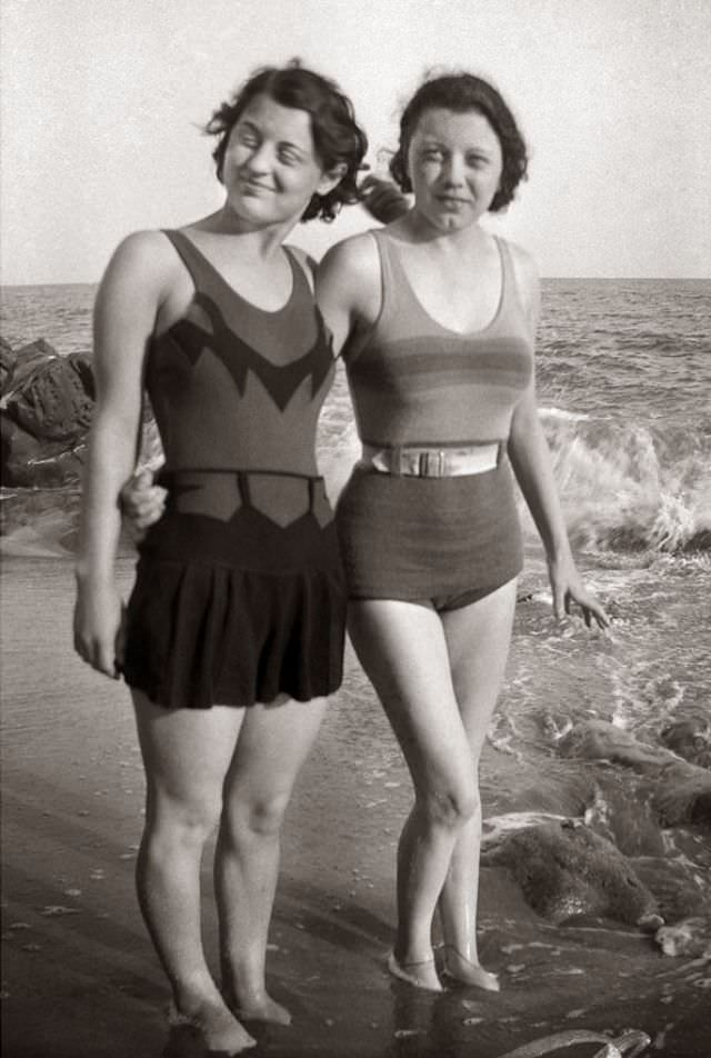 The Evolution of Elegance: Defining 1930s Swimwear Through Vintage Photos