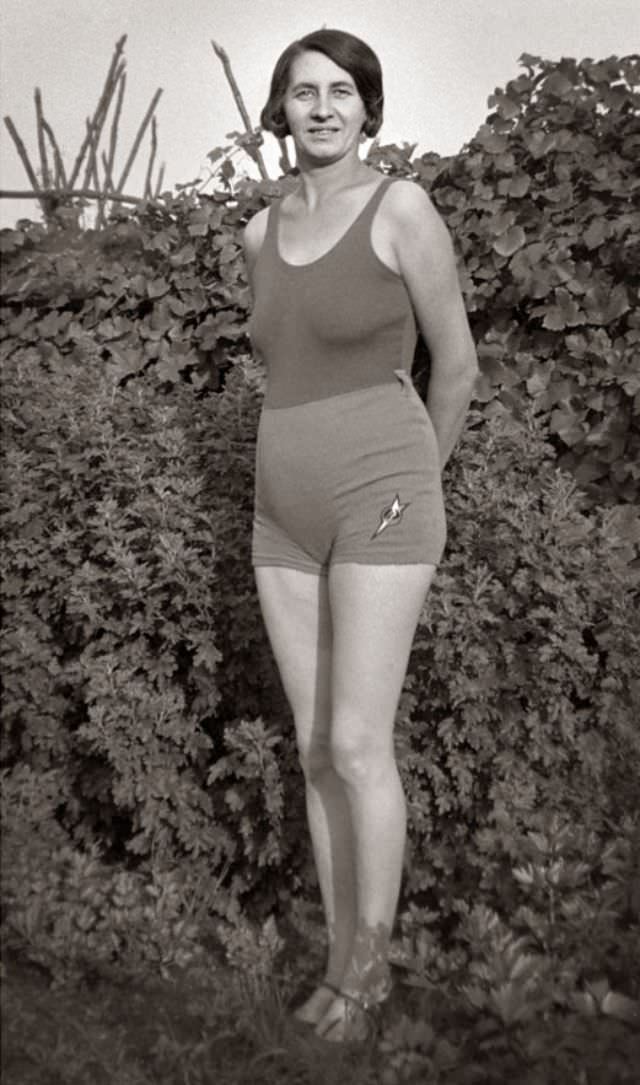 The Evolution of Elegance: Defining 1930s Swimwear Through Vintage Photos