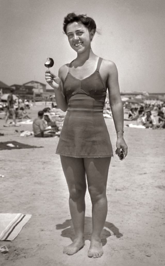 The Evolution of Elegance: Defining 1930s Swimwear Through Vintage Photos