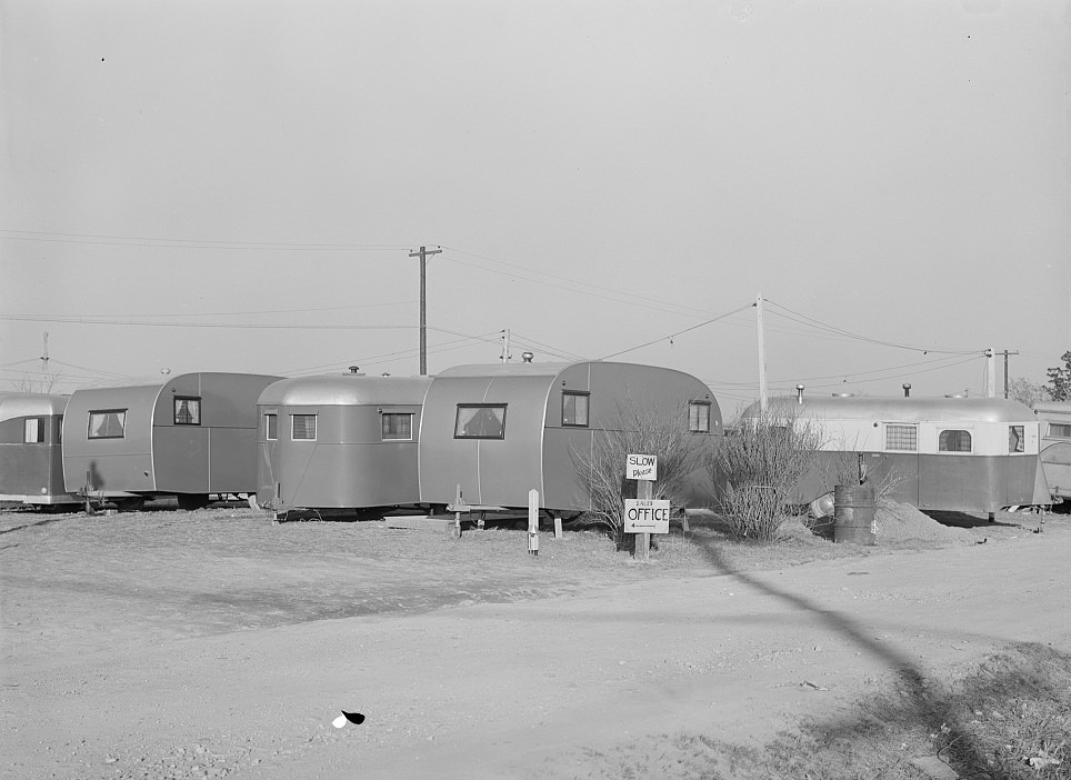 Trailer sales office on U.S. 1 outside of Alexandria, Virginia, 1941