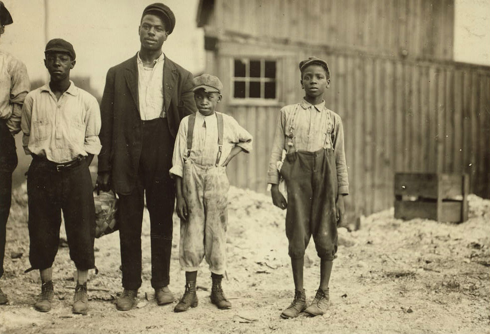 Workers of Alexandria glass factories, 1911