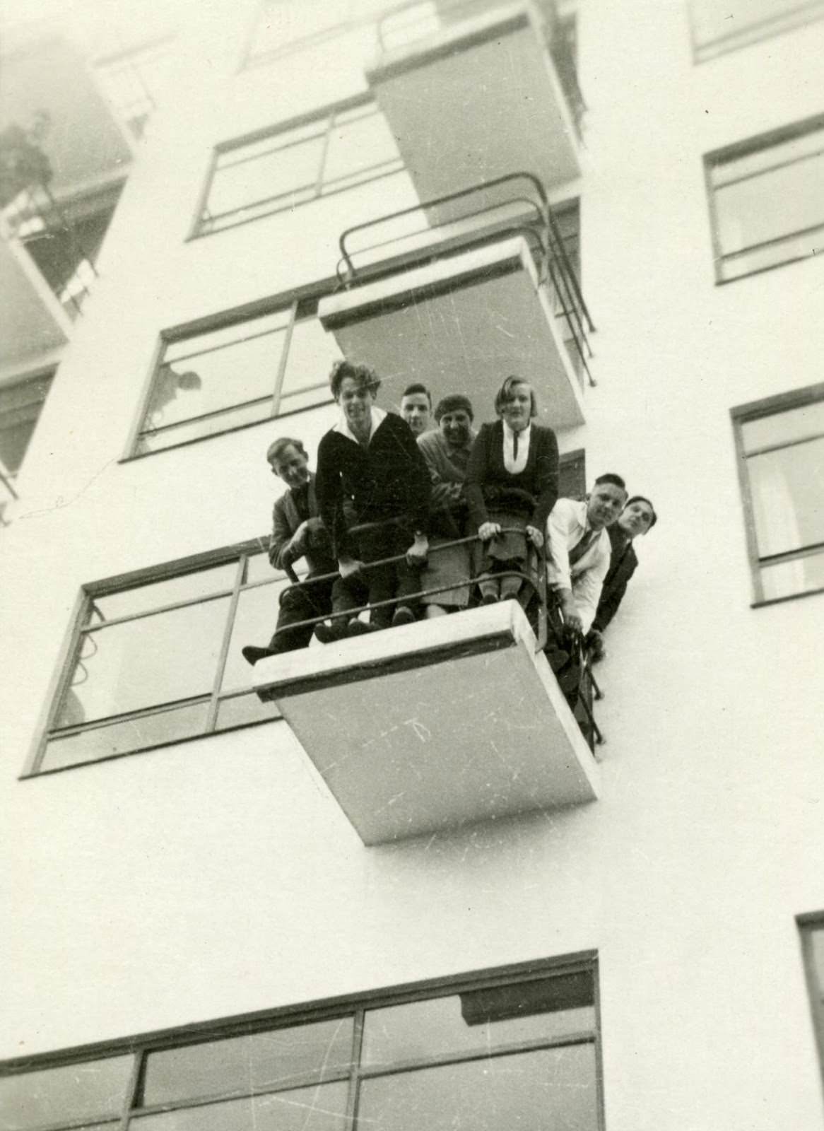 A Visual Journey into the Bauhaus School of the 1920s - Pioneers of Modern Design