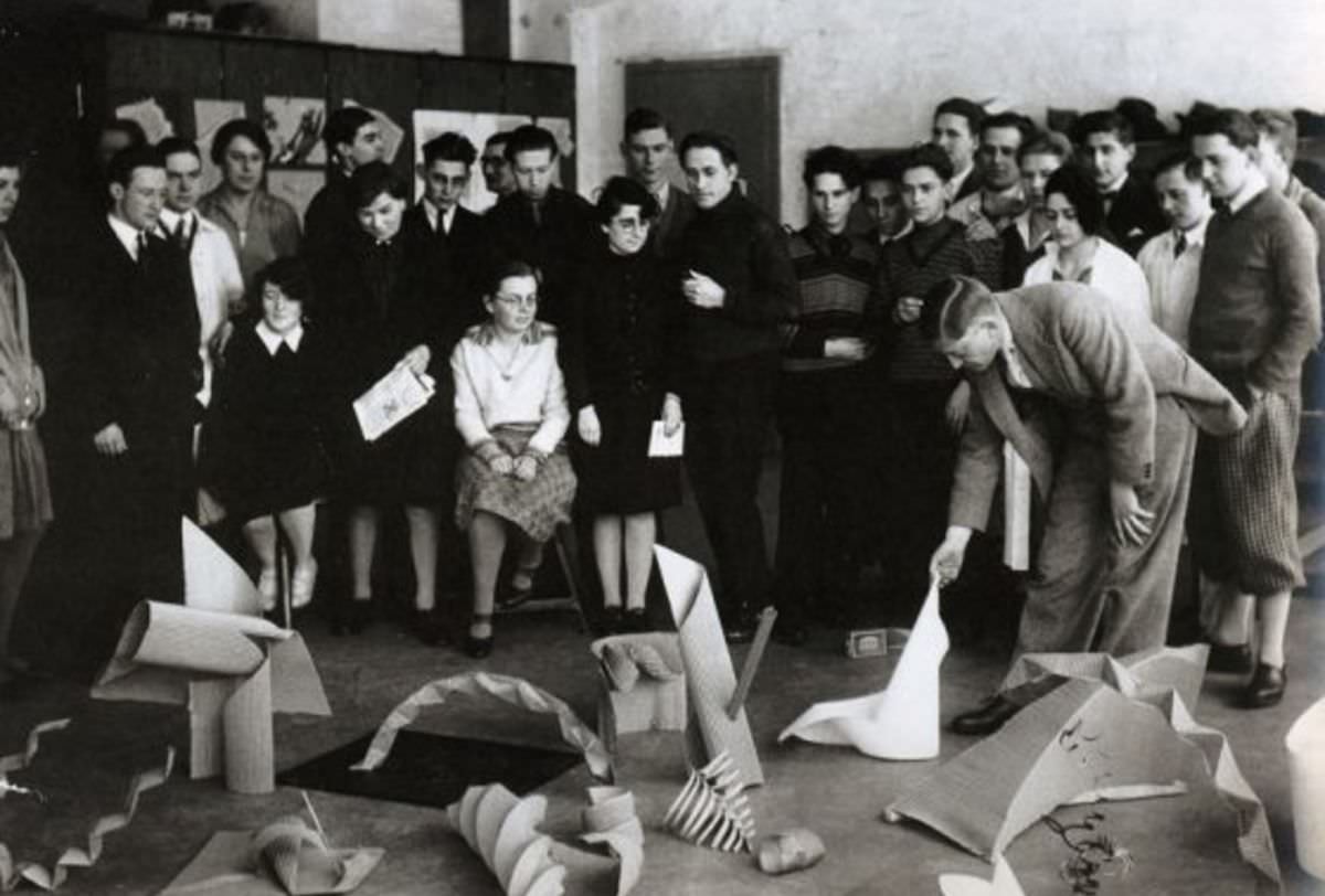 A Visual Journey into the Bauhaus School of the 1920s - Pioneers of Modern Design