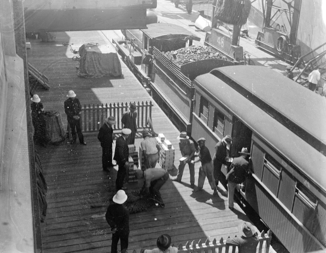 Loading gold at Cape Town , 1930s