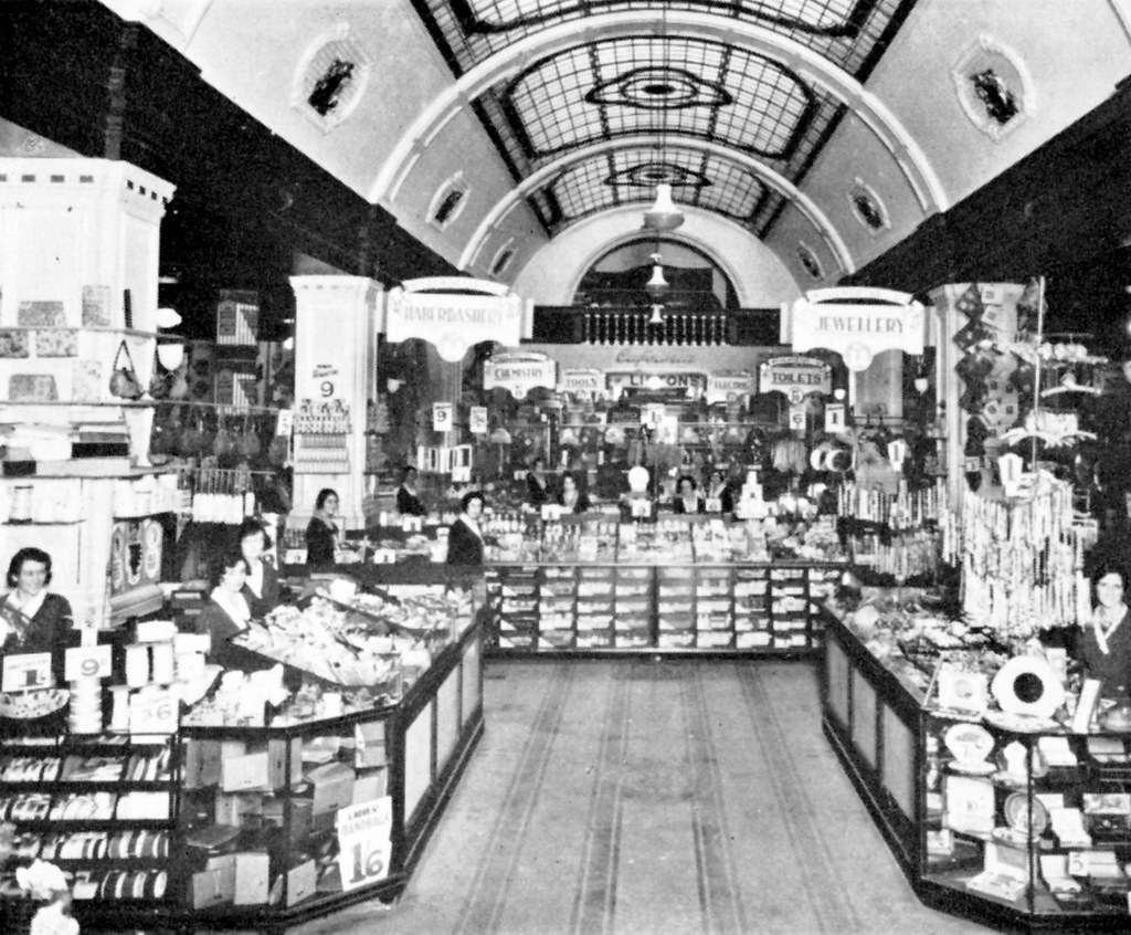 Woolworths Plein street 1940's.