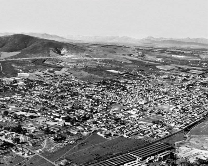 N1 road under construction along the slopes of the Tygerberg Hills, 1949